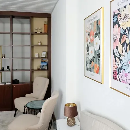 Newly Renovated In The Center Of Apartment *
